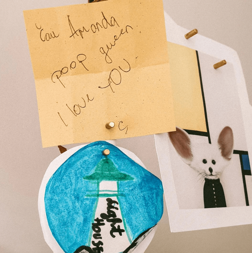 A note that reads, "Čau Amanda, poop queen, I love you -S"